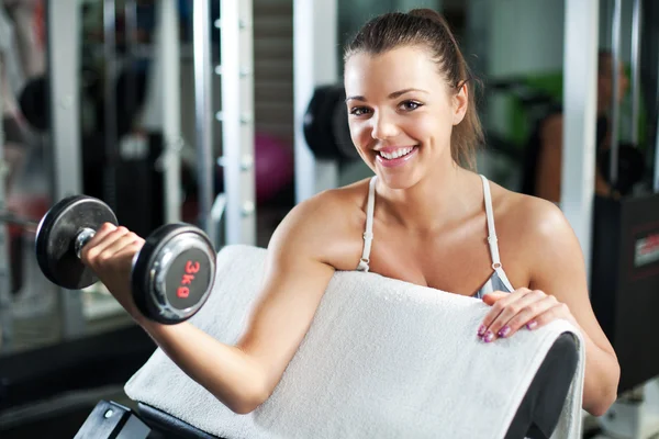 Mujer joven haciendo ejercicio de bíceps — Foto de Stock