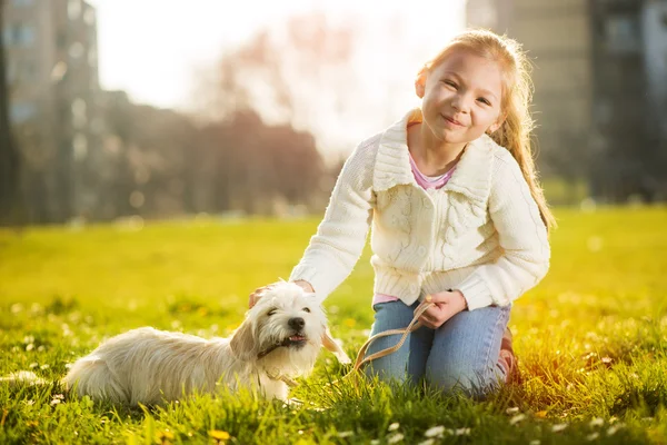 リトル少女と子犬犬 — ストック写真