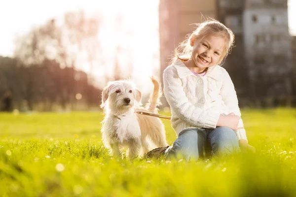 Niña con su perro cachorro —  Fotos de Stock