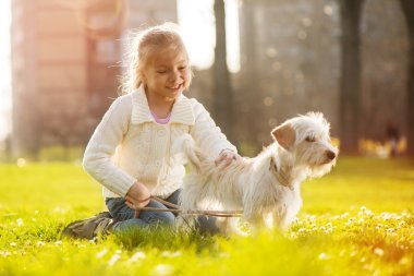 Onu köpek yavrusu ile küçük kız
