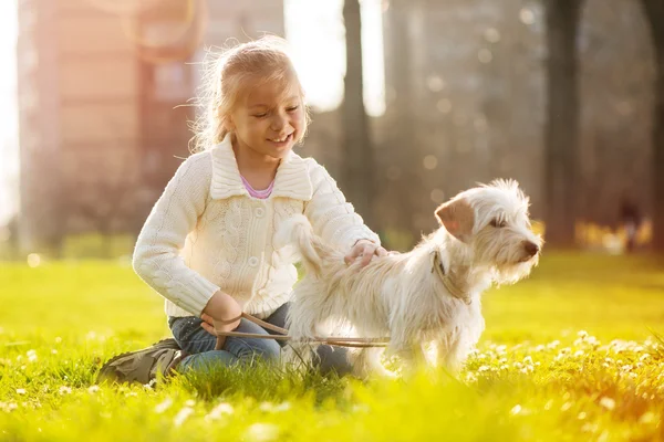 リトル少女と子犬犬 — ストック写真