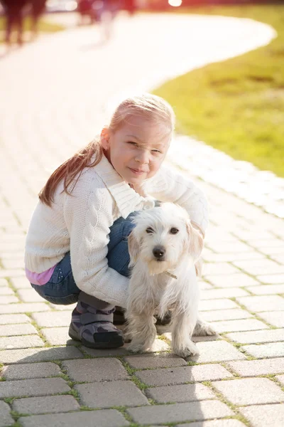 リトル少女と子犬犬 — ストック写真