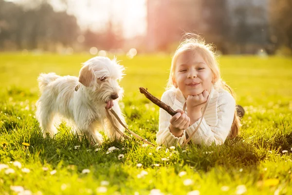 Niña con su perro cachorro —  Fotos de Stock