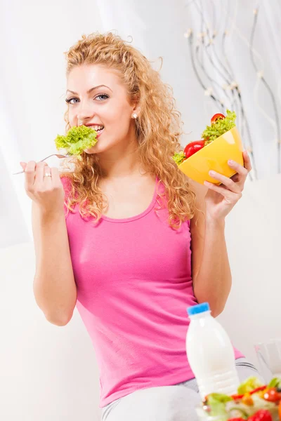 Salata yiyen genç kadın. — Stok fotoğraf