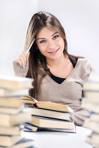 Studente ragazza apprendimento — Foto Stock