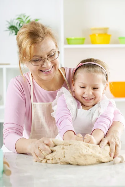 Felice bambina con la nonna in cucina — Foto Stock