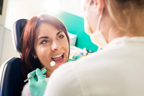 Klaar voor een tandheelkundige check-up. — Stockfoto