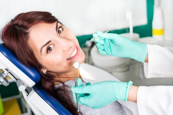 Donna sorridente al dentista — Foto Stock