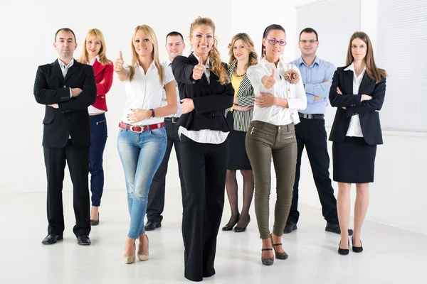 Equipo de negocios mostrando pulgares hacia arriba — Foto de Stock