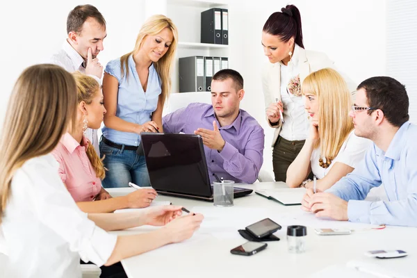 Gli uomini d'affari discutono del progetto — Foto Stock