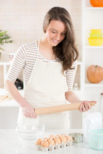 Felice giovane donna in cucina — Foto Stock