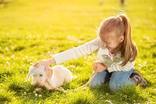 Kleines Mädchen mit ihrem Welpen Hund — Stockfoto