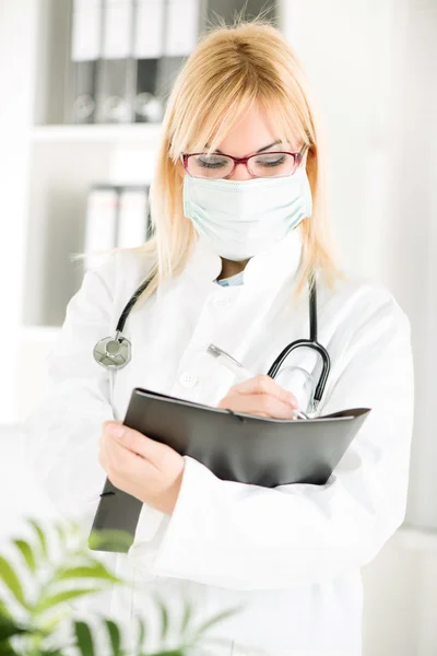 Jovem médico — Fotografia de Stock