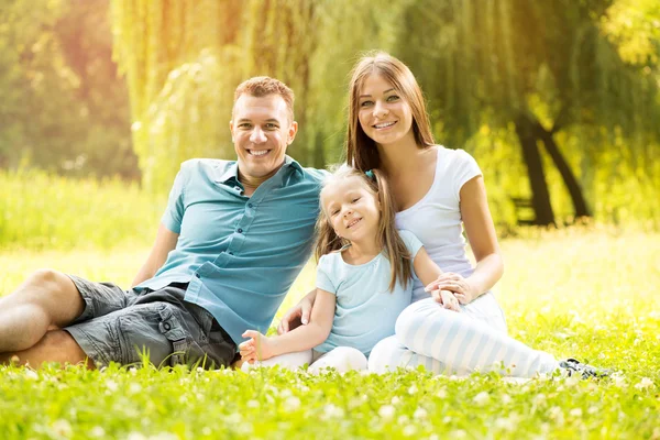 Porträtt av en leende lycklig familj — Stockfoto