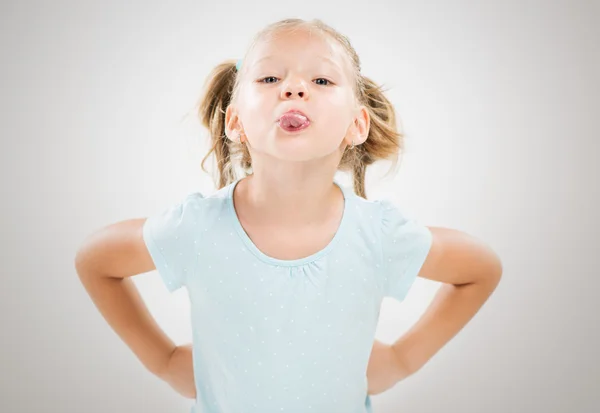 Niña sacando la lengua —  Fotos de Stock