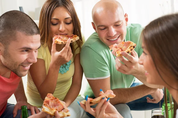 Vrienden die pizza eten — Stockfoto