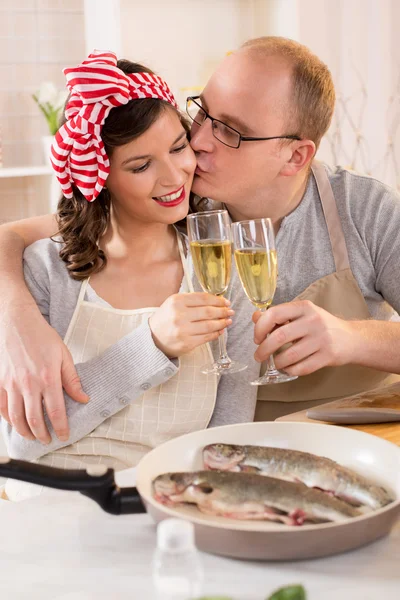Boldog pár a konyhában — Stock Fotó