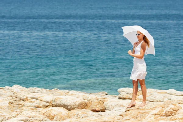 Mujer con paraguas Caminando en la playa — Foto de Stock