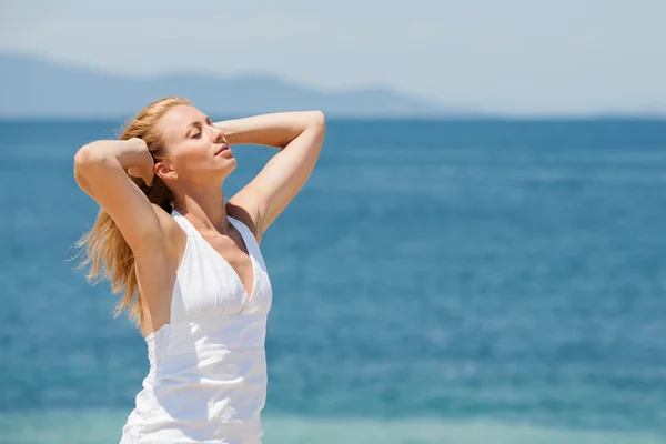 Relaxing on the beach — Stock Photo, Image