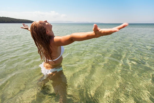 Disfrutando del verano en la playa — Foto de Stock