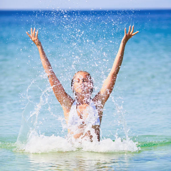 Mujer disfrutando en el mar — Foto de Stock