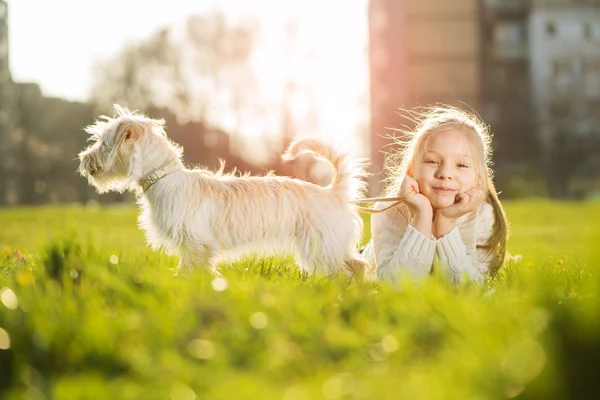 リトル少女と子犬犬 — ストック写真