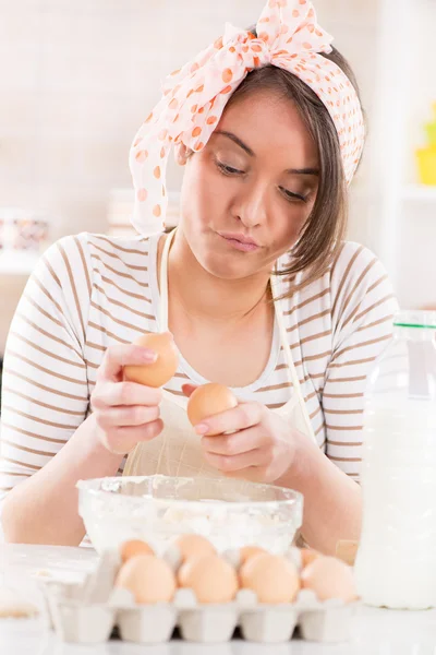 Carino giovane donna in cucina — Foto Stock