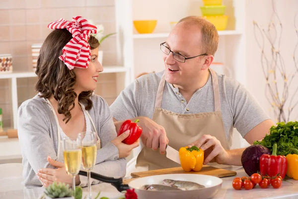 Feliz pareja en la cocina — Foto de Stock