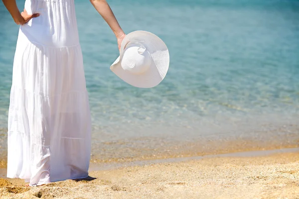 Sostiene un sombrero — Foto de Stock