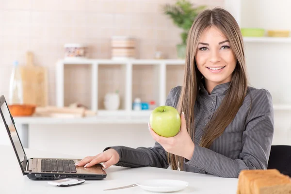 Geschäftsfrau mit Apfel — Stockfoto