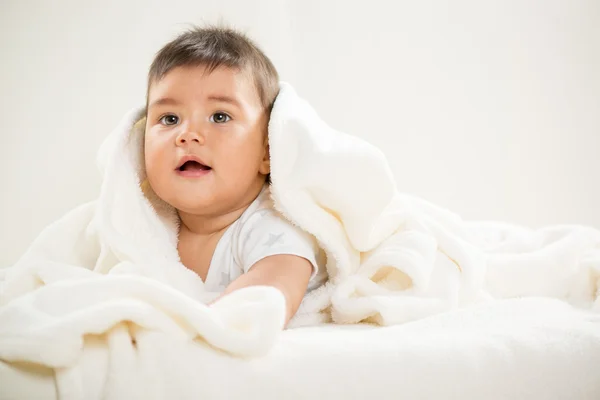 Niedlicher kleiner Junge — Stockfoto