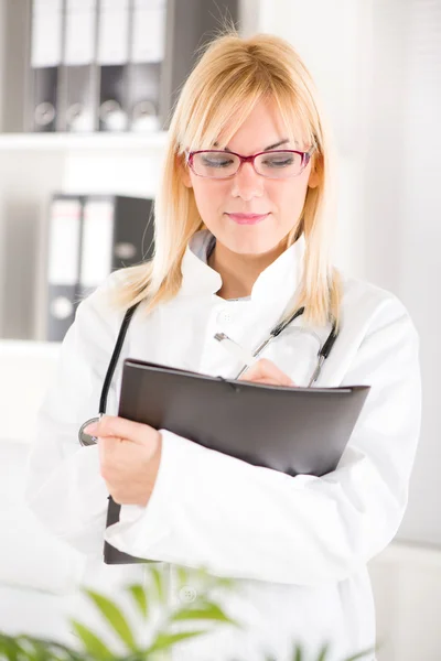 Young woman doctor — Stock Photo, Image