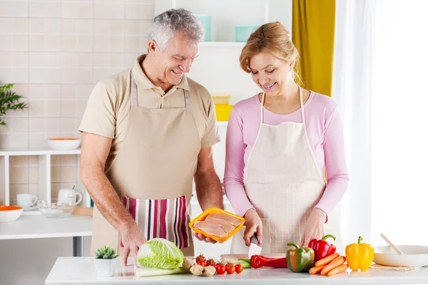 Senior par i köket — Stockfoto