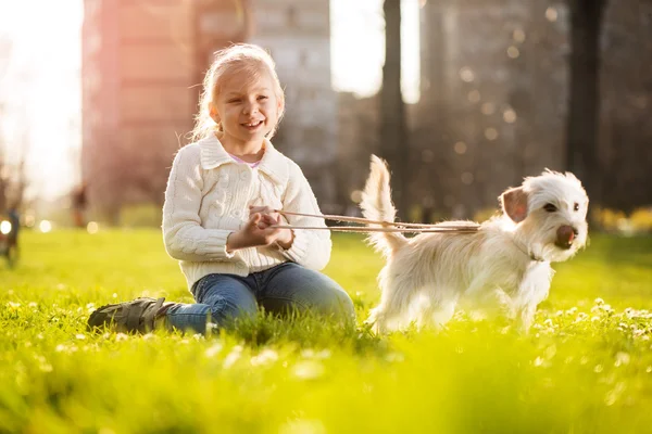 Menina com seu cachorro cachorro — Fotografia de Stock