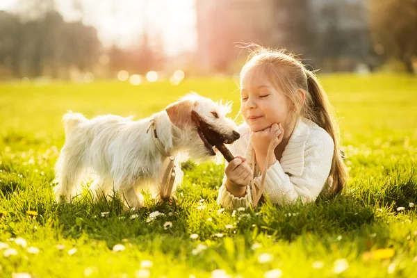 Niña con su perro cachorro —  Fotos de Stock