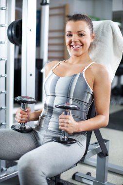 genç kadın bir fitness merkezinde dinlendirici