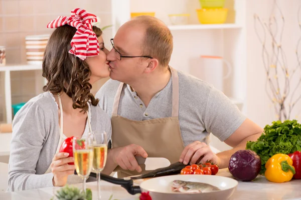 Feliz pareja en la cocina — Foto de Stock