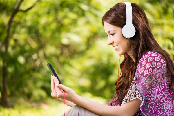 Musik hören in der Natur — Stockfoto