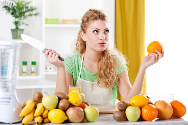 Young woman in a kitchen — Stock Photo, Image