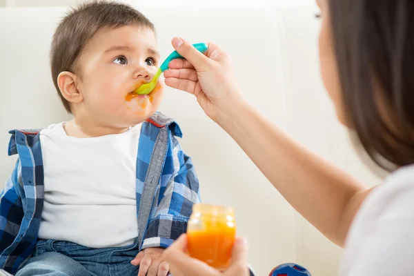 Madre alimentando a su bebé — Foto de Stock