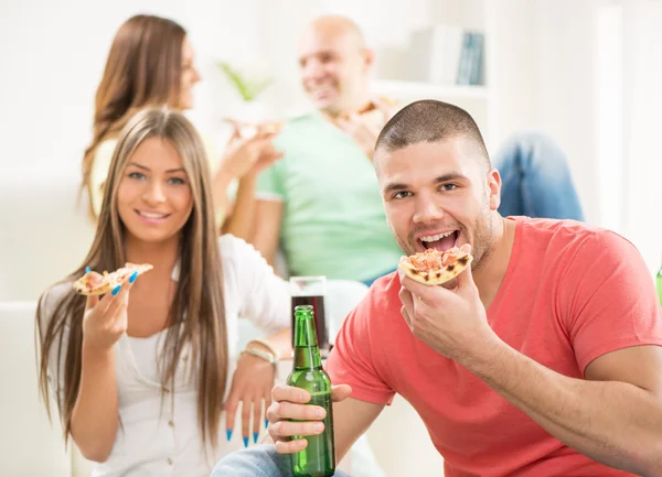 Junge Männer essen Pizza — Stockfoto