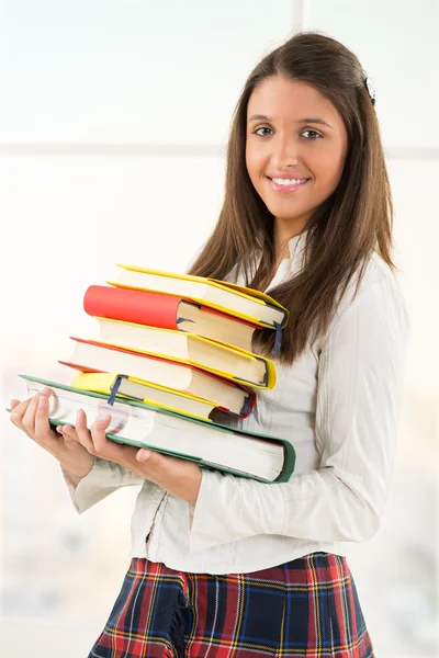 Estudante feminina feliz com livros — Fotografia de Stock