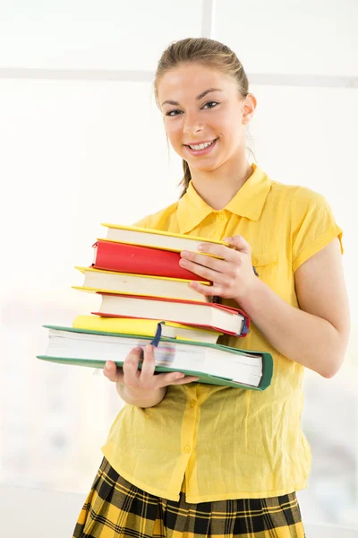 Gelukkig vrouwelijke student met boeken — Stockfoto