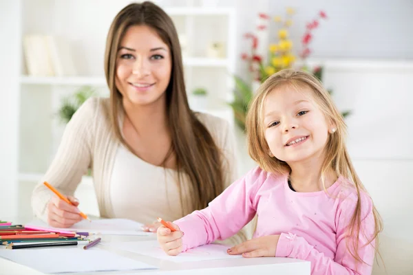 Niedliches kleines Mädchen mit Mutter — Stockfoto