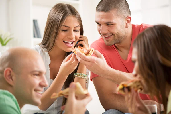 Amigos comiendo pizza — Foto de Stock