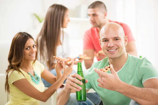 Hombres jóvenes comiendo pizza — Foto de Stock