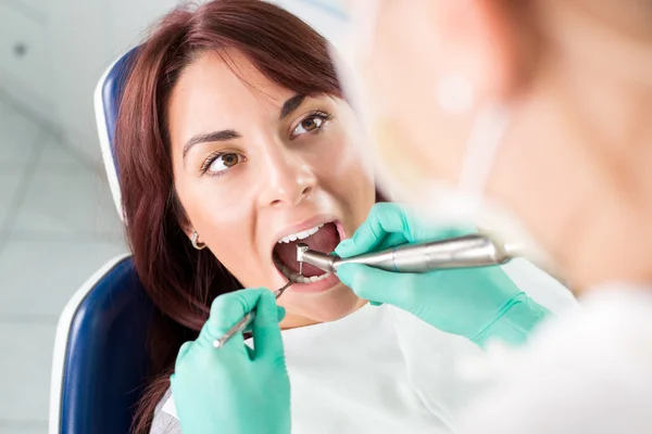 Tandheelkundige behandeling met tandheelkundige boor — Stockfoto
