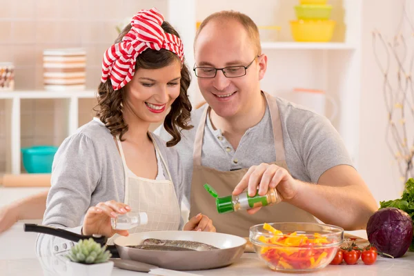 Feliz pareja en la cocina — Foto de Stock