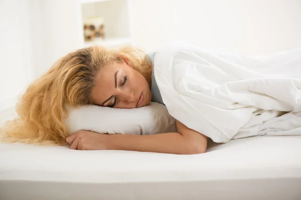 Junge Frau schläft — Stockfoto