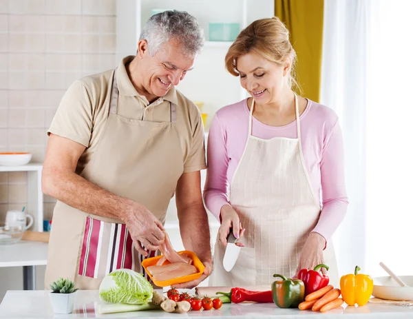 Senioren paar in de keuken — Stockfoto